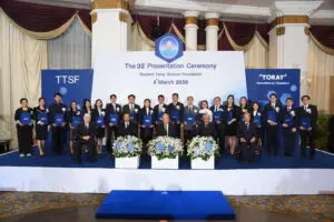 อาจารย์สำนักวิชาเภสัชศาสตร์ มหาวิทยาลัยวลัยลักษณ์ เข้าร่วมพิธีมอบรางวัลและเงินทุนช่วยเหลือการวิจัยฯ ครั้งที่ 32 จากพลเอกสุรยุทธ์ จุลานนท์ ประธานองคมนตรี จัดโดย มูลนิธิโทเร เพื่อการส่งเสริมวิทยาศาสตร์ ประเทศไทย พร้อมมอบช่อดอกไม้แสดงความยินดีกับคณาจารย์ที่ได้รับทุน